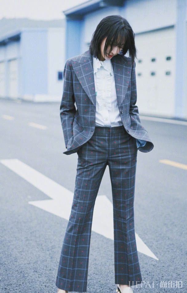 张俪的“扑克套装”最适合职场丽人!