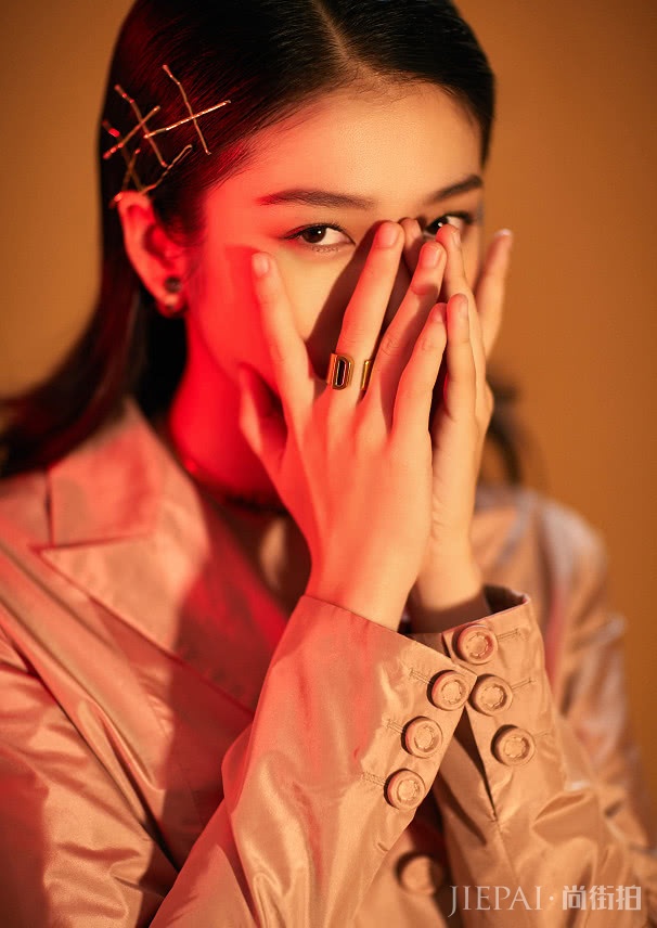 张雪迎化身粉色“妖蝶”坚毅眼神,女人味尽显