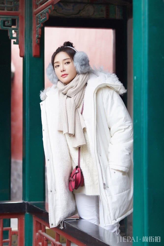 秦岚针织衫格子裙嫩成初中生，少女感一下就飙了