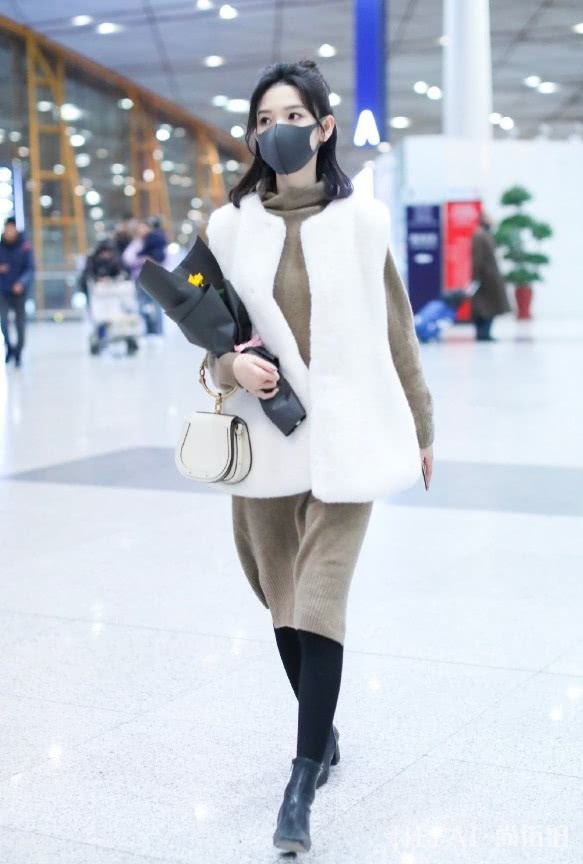 陈瑶居然穿双“镰刀靴”出门,衣品MAX!