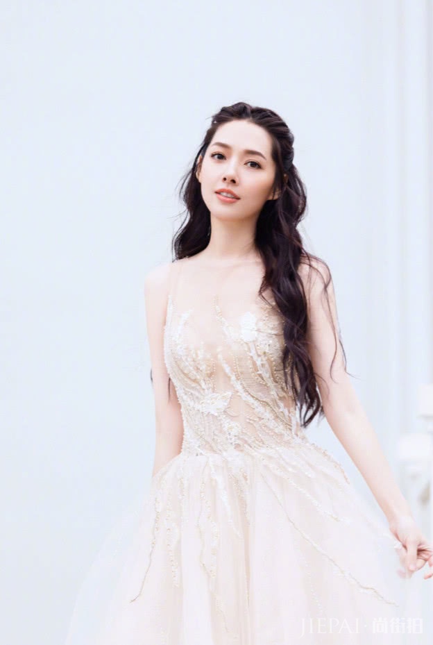 郭碧婷用“A4纸”当衣领，出乎意料性感极了！