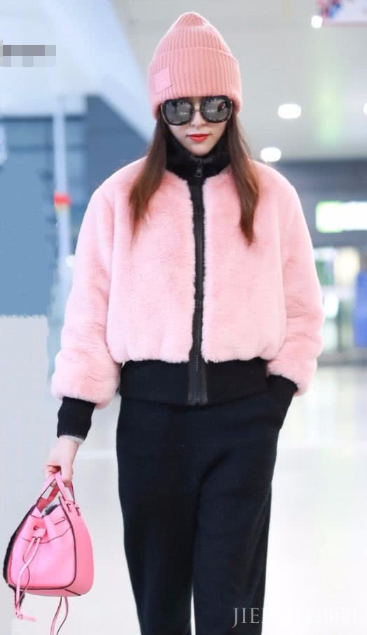 唐嫣的裤子不一般,竟让她走路都走出了“波浪腿”