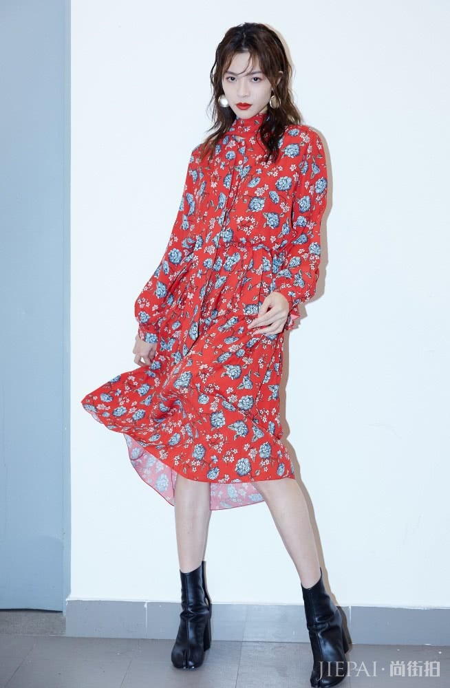 钟楚曦穿大红色碎花裙一点也不俗气!