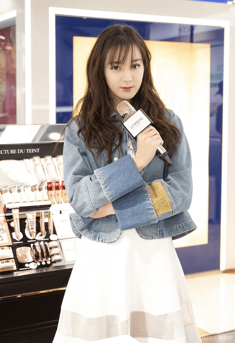 迪丽热巴变身18岁青春少女，风格多变不重样