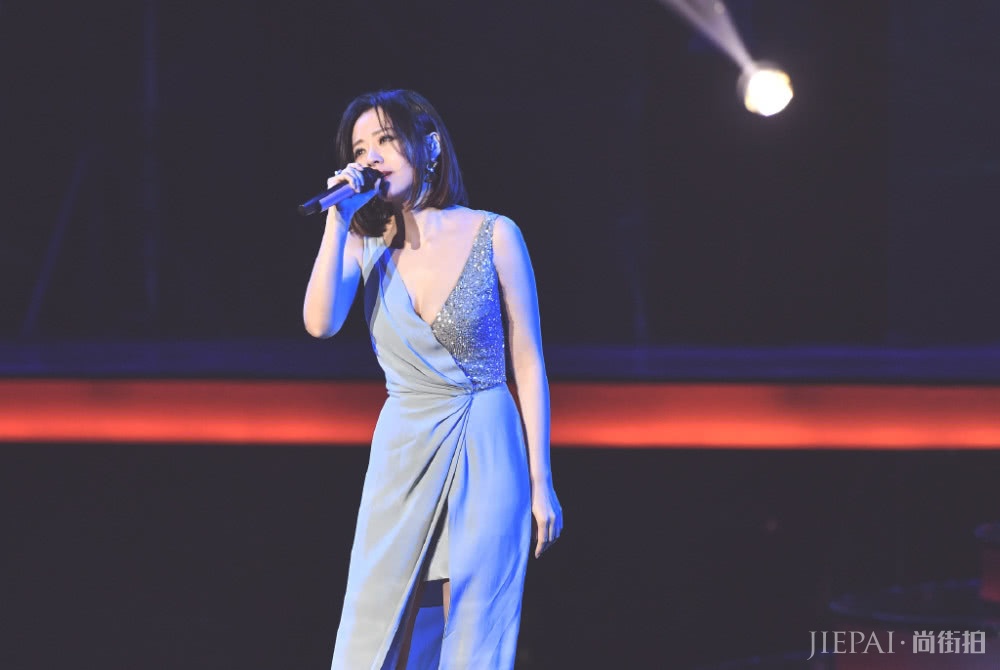 张靓颖穿开叉长裙，非常高贵典雅