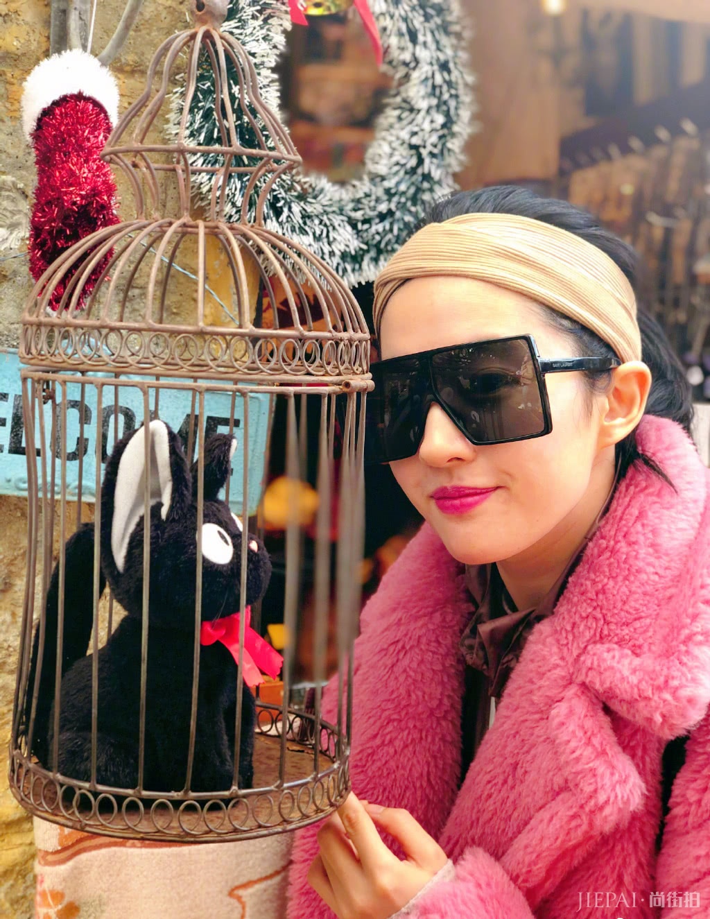 刘亦菲红色衣服搭配驼色发圈,却意外被墨镜抢镜