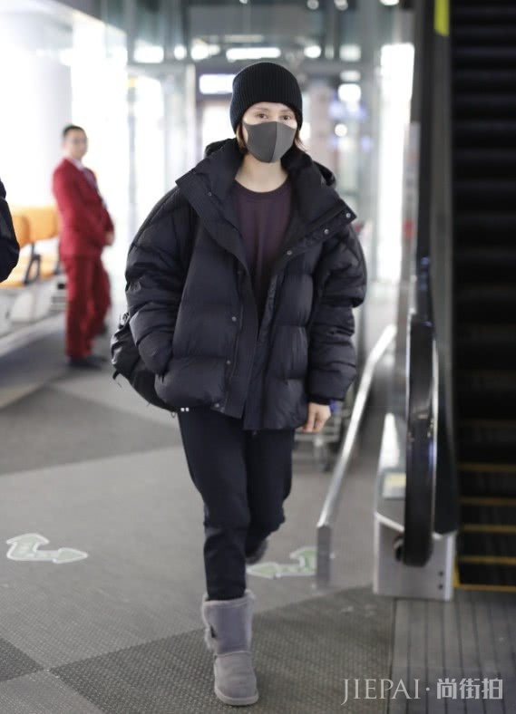 袁泉现身机场,意外地很接地气,但完全看不出她41岁!