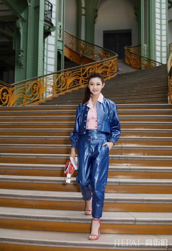 林允紧身裤竟穿成了“腊肠腿”,这时尚难懂!