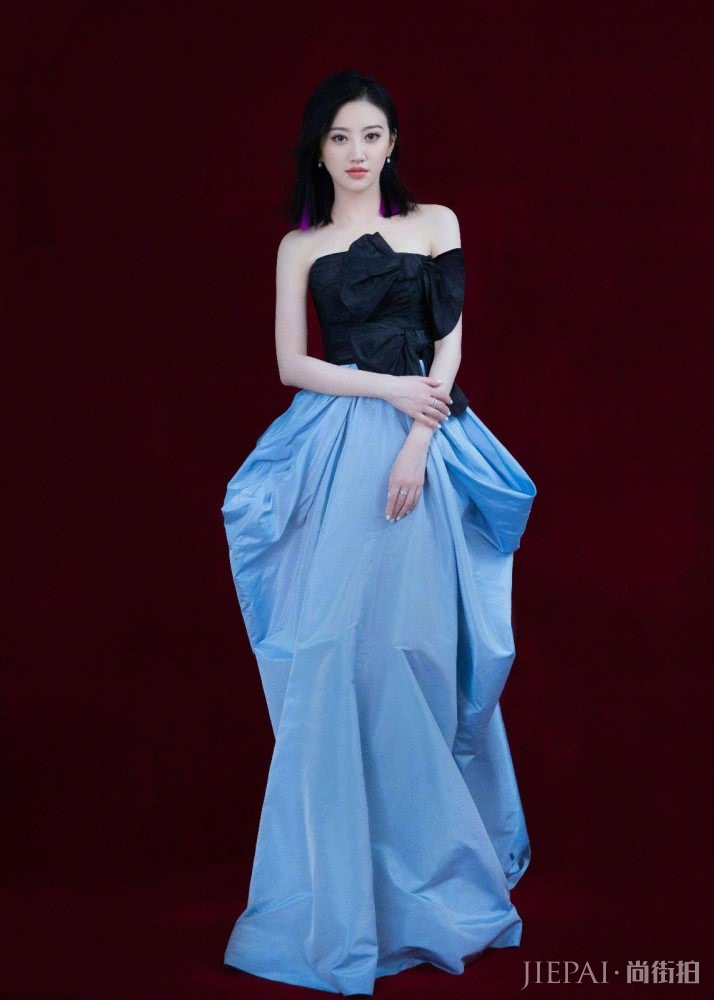 景甜一袭薄纱蛋糕长裙配丸子头,仙气十足又优雅