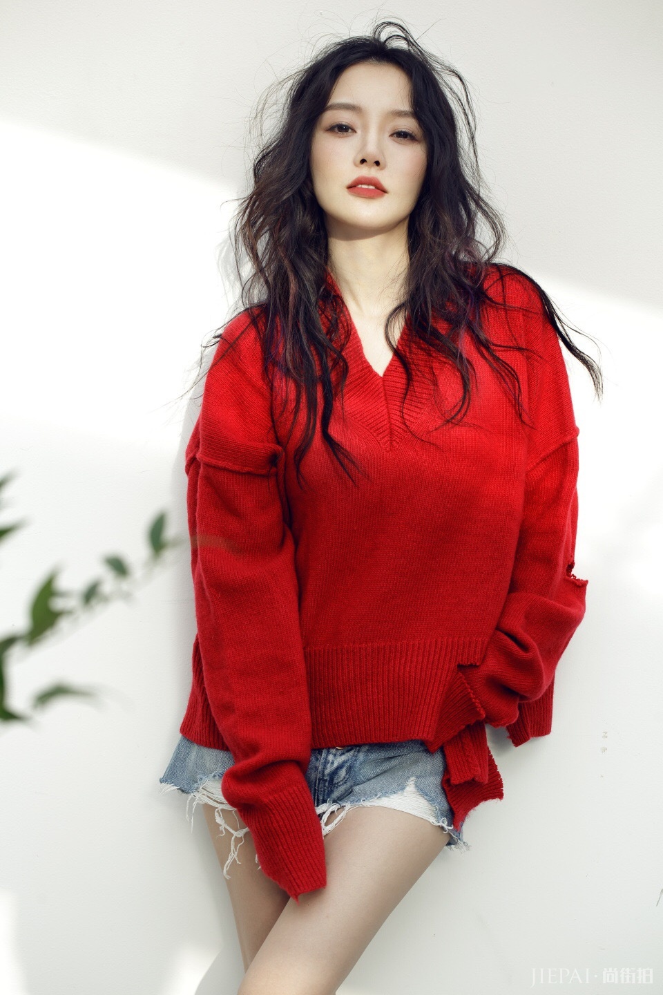 李小璐身穿红色毛衣优雅又减龄!