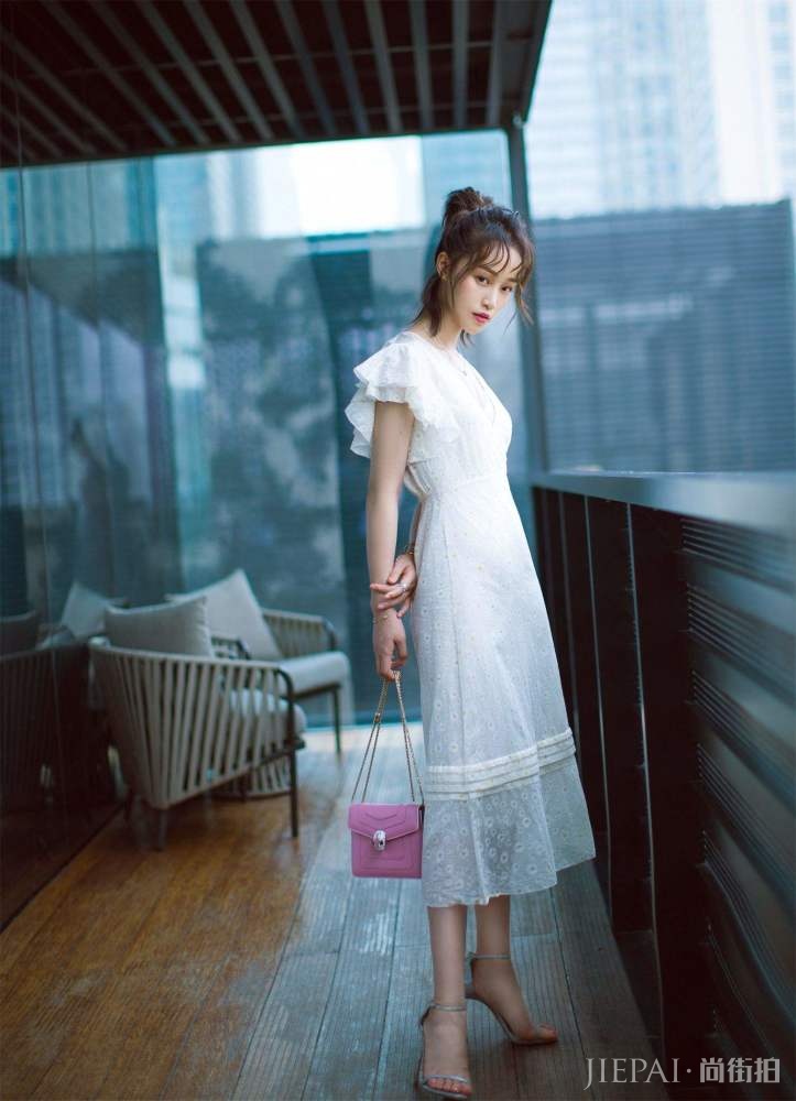 蓝盈莹穿刺绣西装搭配长裤子,轻松打造190气场