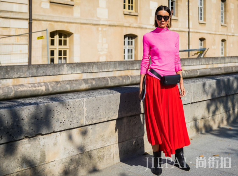 半身裙怎么搭配好?用超高饱和度半身裙打造街头时尚风