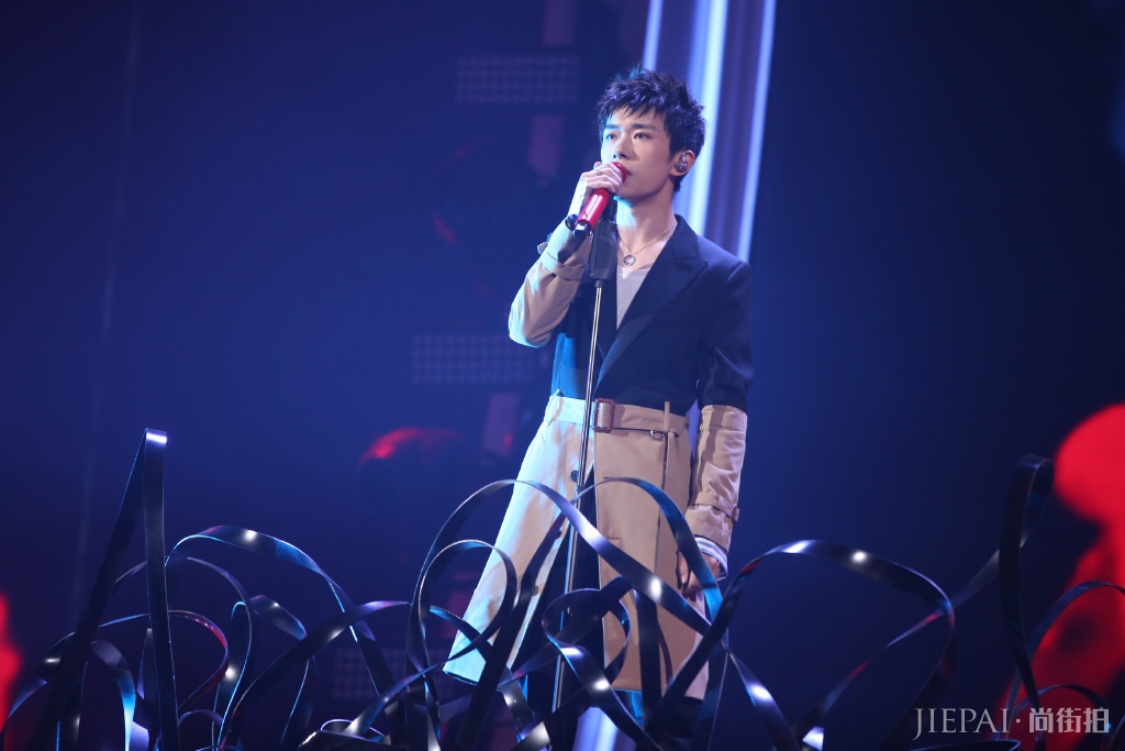 易烊千玺红绳西装流苏运动服,还有更炸场的吗?