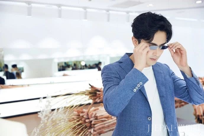 高伟光米兰街拍“侧颜杀”太厉害！穿上西装做型男，但这鞋子抢镜