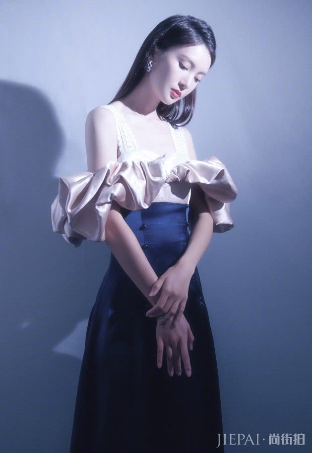 金晨轻松就秀出了“瓶颈腰”,身材真不是盖的!