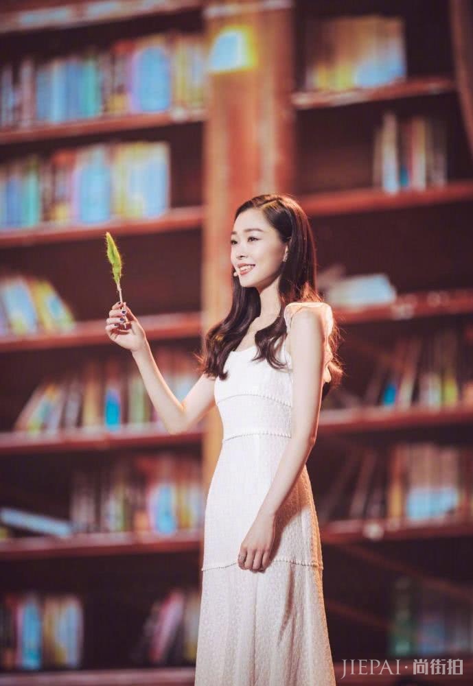 宋轶仅穿了一条白色连衣裙,就美得清新脱俗