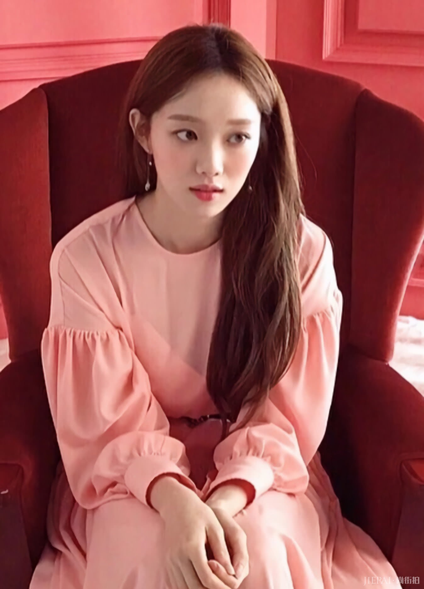 李圣经耳朵上挂一串“野果”,还以为她才18岁!