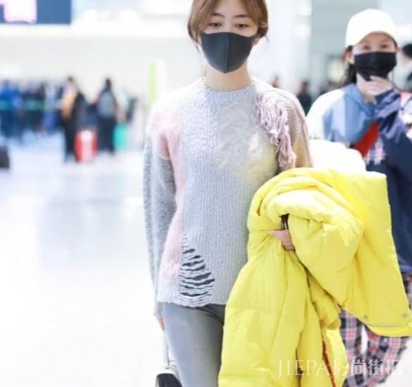 谭松韵灵动可爱搭配红色卫衣，更加有精神，朝气蓬勃