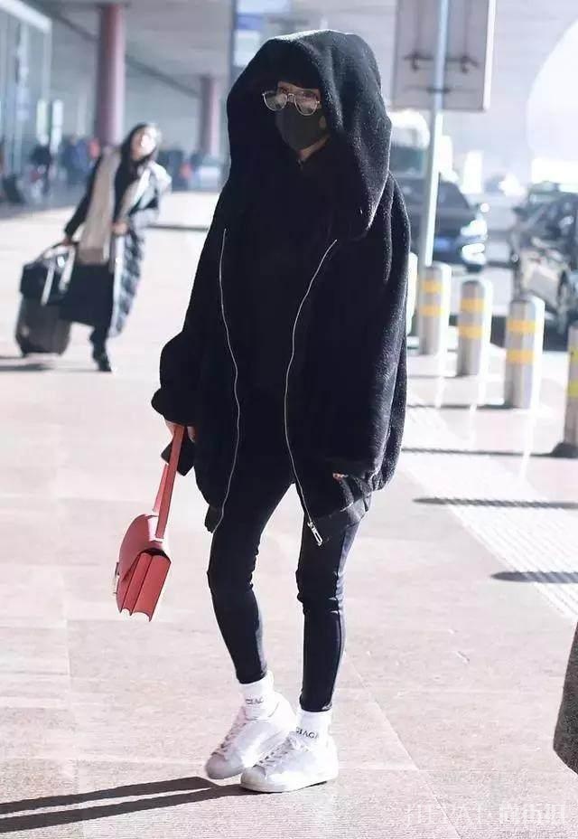 杨幂冬天穿九分裤露脚裸，不得不服！