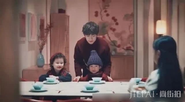 易烊千玺微微卷+空气刘海,整个人又精致许多