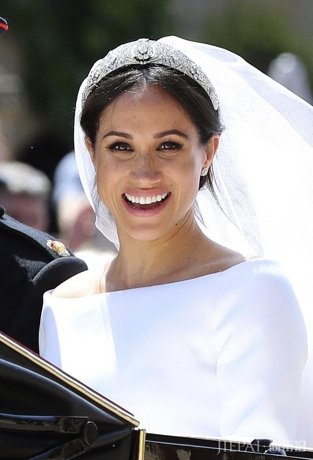 卡戴珊金小妹白西装当裙穿迷人，蓝发美如精灵！