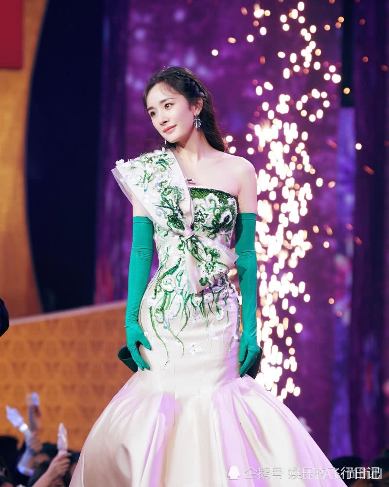 杨幂穿“礼仪小姐服”参加春晚录制,全靠颜值硬撑