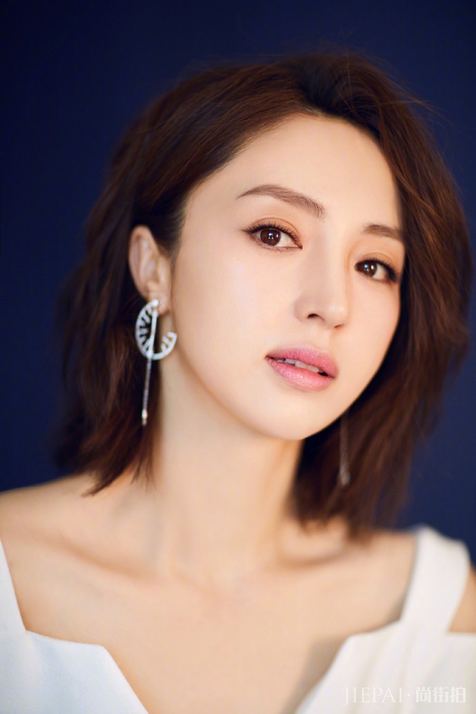 董璇纯白色套肩连衣裙显气质,好美啊