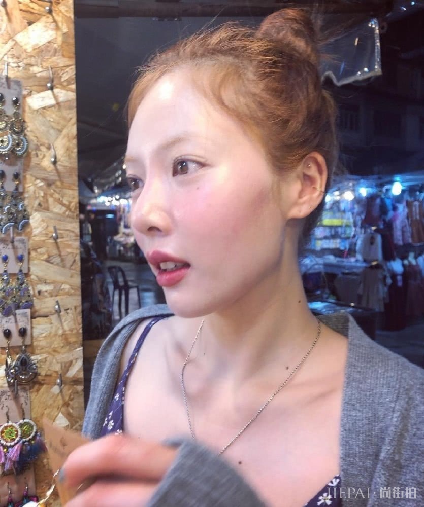 泫雅泰国旅行私照曝光,丸子头搭配碎花裙俏皮还甜美