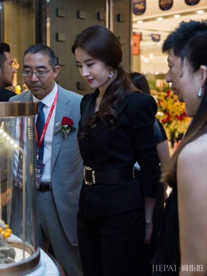 刘亦菲放飞自我？紧身套装，暴露霸屏长腿！