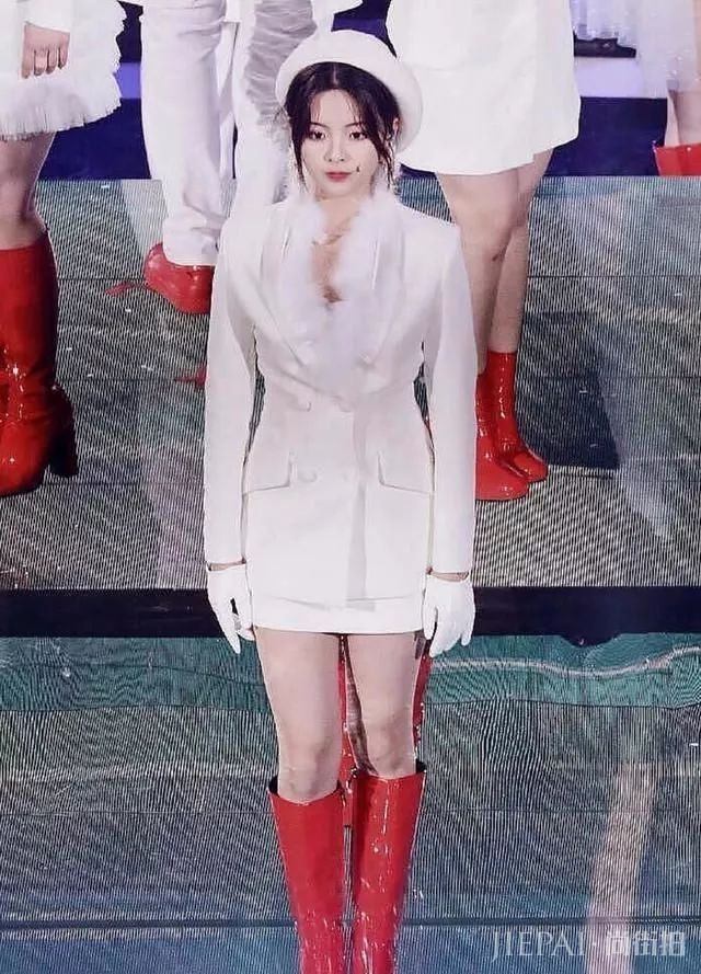 杨超越跨年晚会品味独特，尴尬！