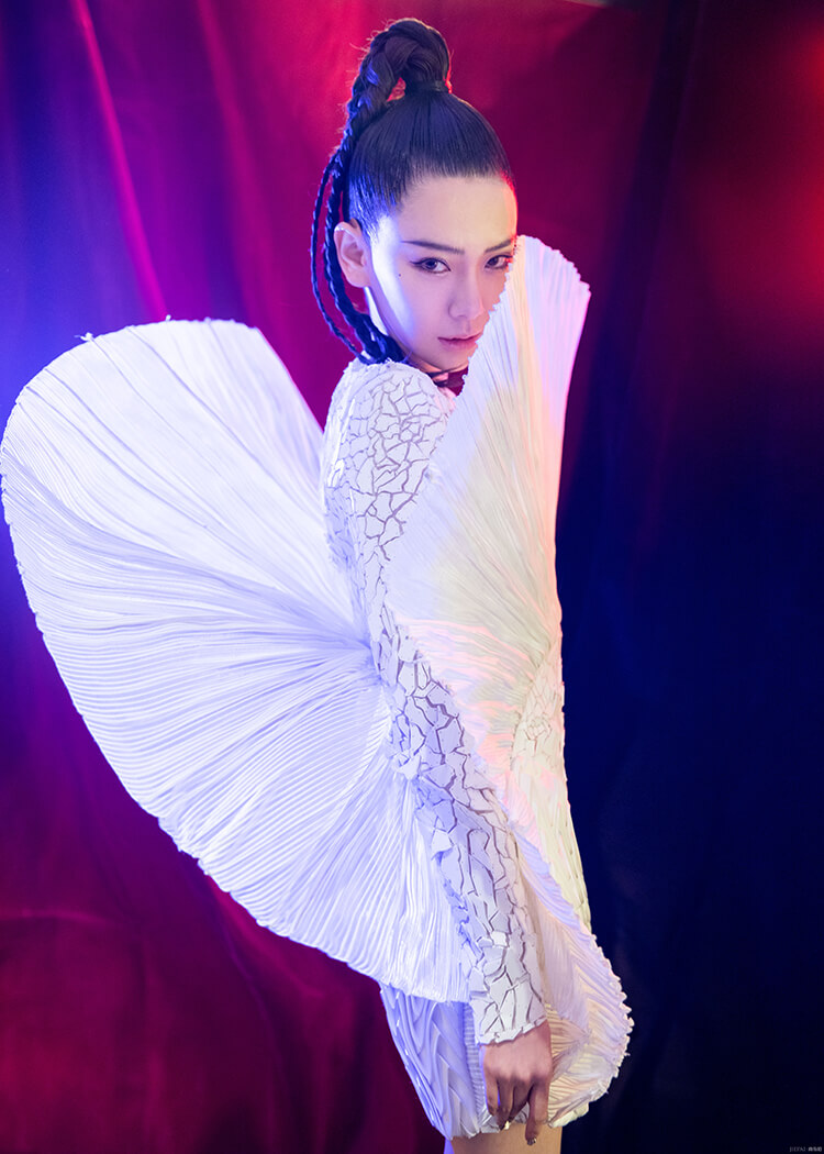 戚薇把裙摆倒过来,穿成“扇贝女王”