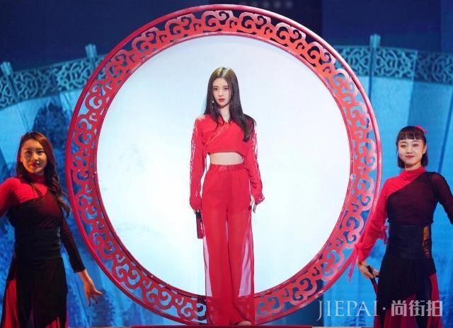 鞠婧祎红色纱裙惊艳众人!终于明白“四千年美少女”不是闹着玩的