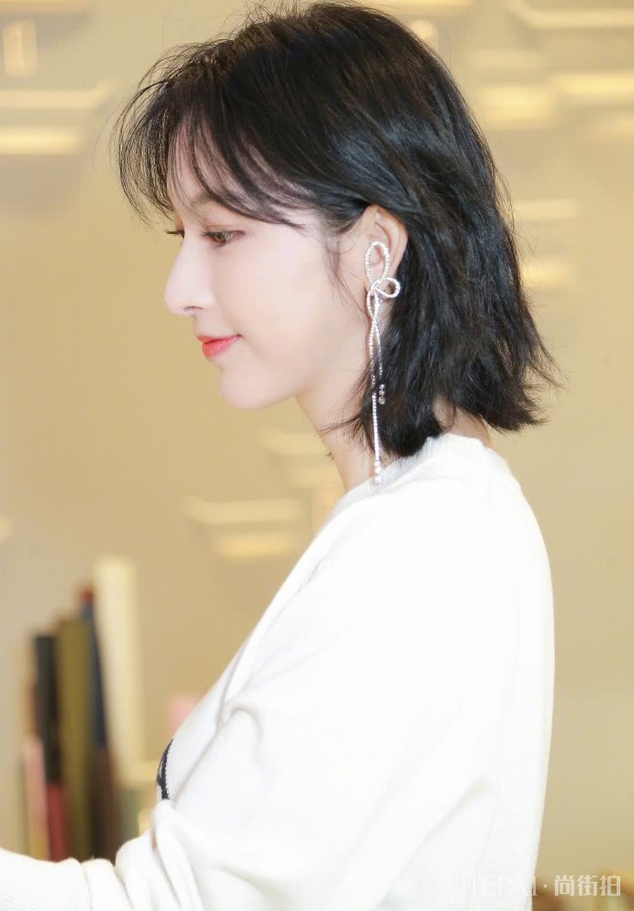 张俪将发尾弄凌乱了一些，气质变得更惊艳了！