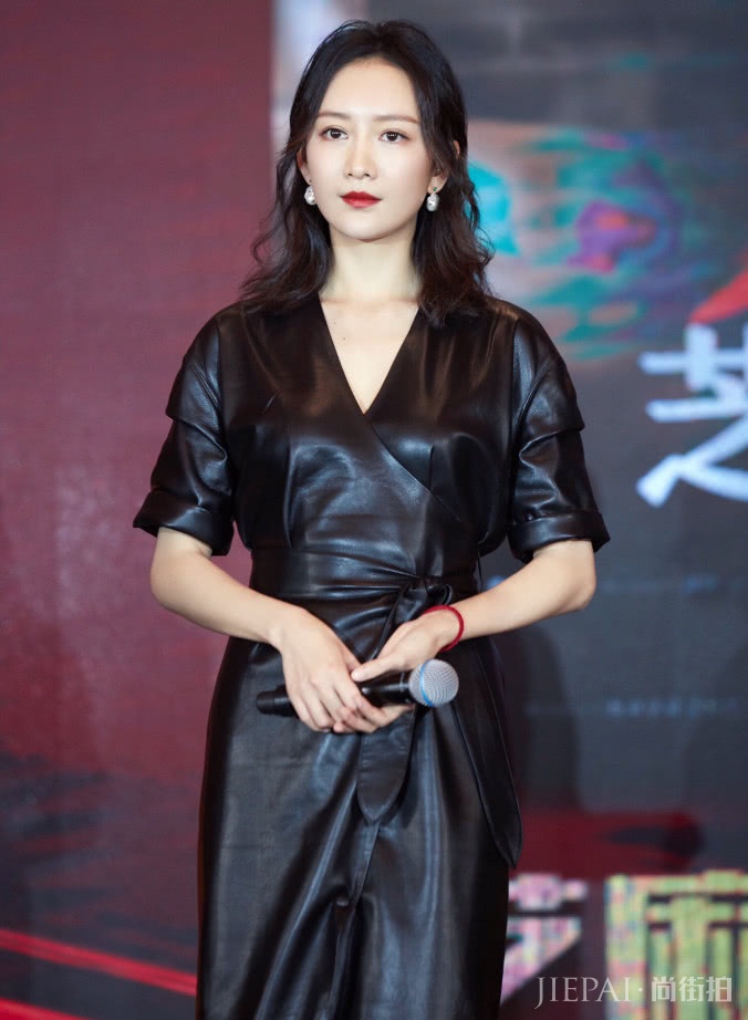 王鸥镯子非要套在鞋子上，却火了“沙漏腿”！