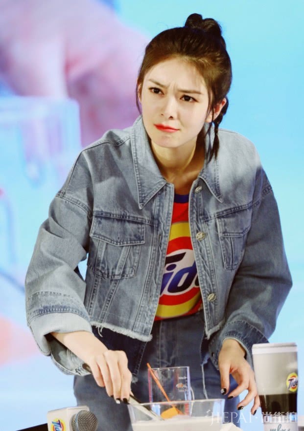 火箭少女傅菁的鞋简直了,只有点心那般大?没走几步鞋子会散架吧