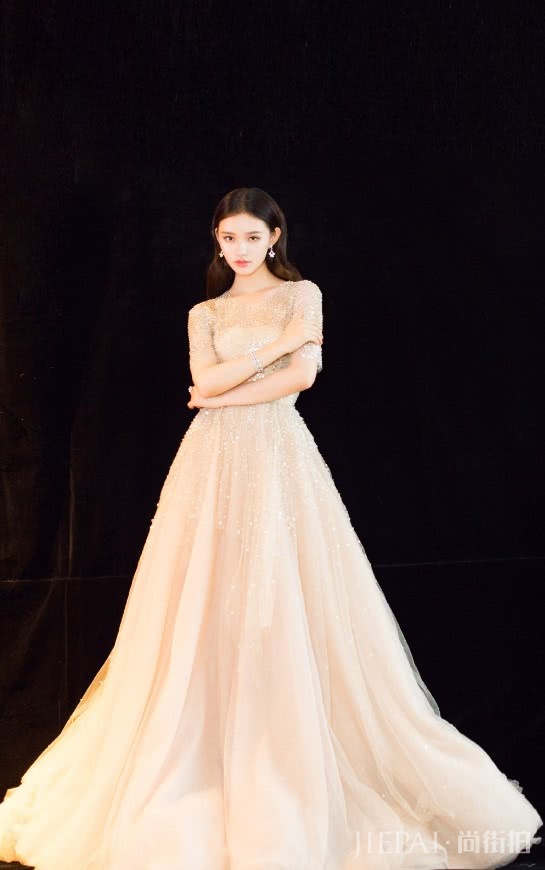 林允黑皮裙也能穿出高定风,一般人学不来!