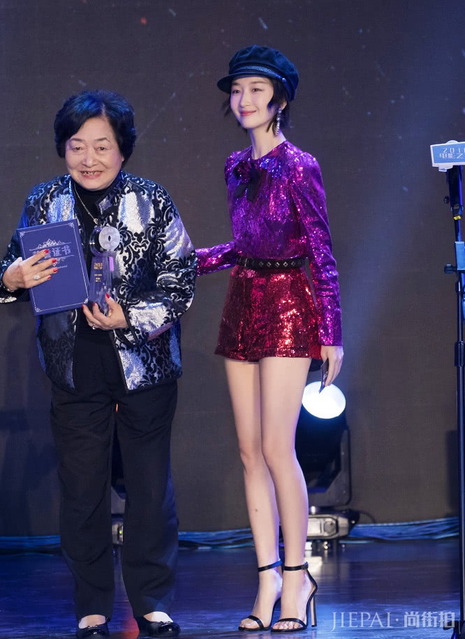 周冬雨的“鞭炮裤”不要太带感！