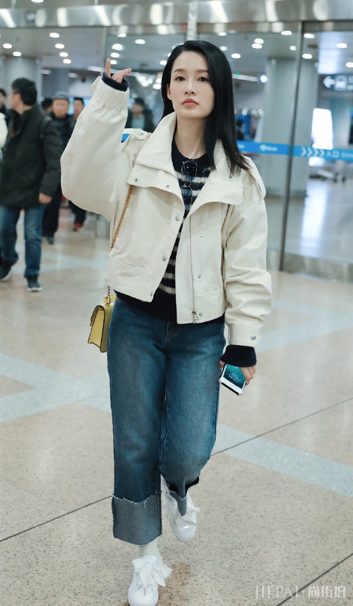 李沁机场秀短夹克搭配卷边牛仔裤
