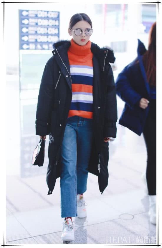 杨超越离开浓妆加持眼睛暗淡又无神