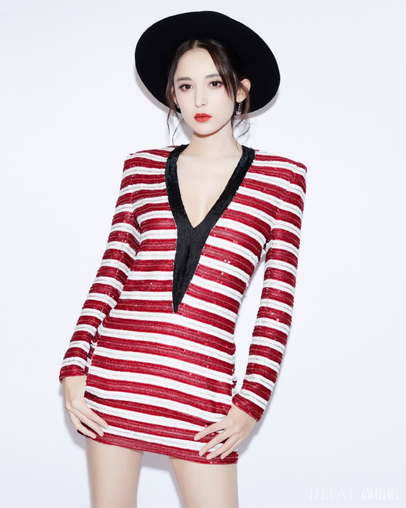 微博之夜,古力娜扎身材就是好,唐嫣C位笑起来还是那么甜