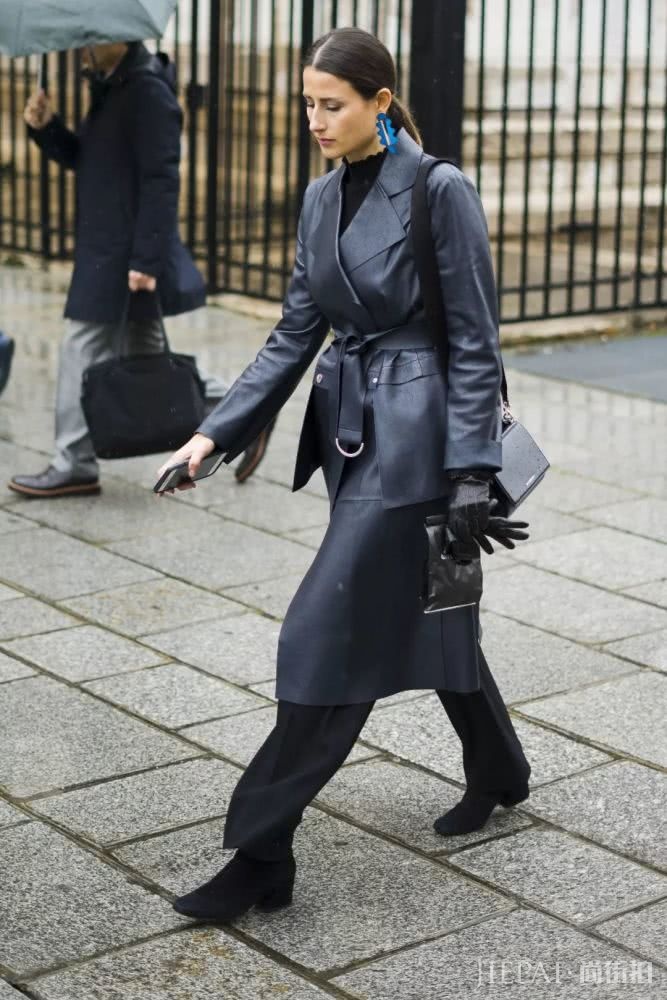 大衣羽绒服里面一件黑色打底衫全搞定