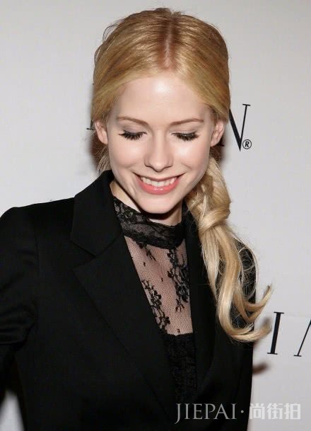 艾薇儿淡妆仙气十足还撞脸贝嫂？