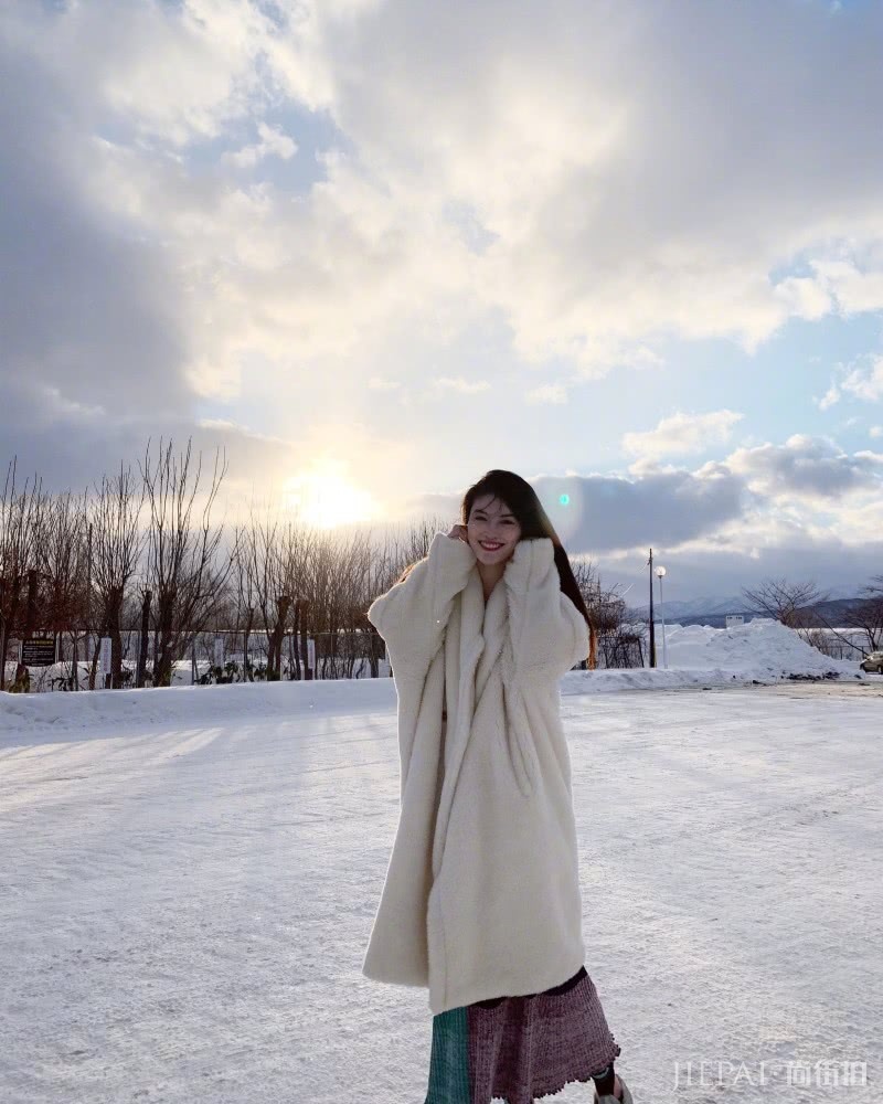 唐艺昕毛衣配裙子甜美有活力,过年内搭可以这么穿!