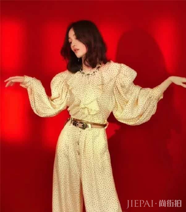 张韶涵演唱会大秀“鲸鱼腿”,一见吴青峰全“破功”!