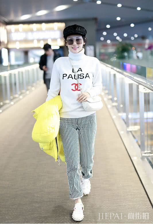 御姐陈乔恩PK辣妈张嘉倪,日常私服中搭配下谁才更胜一筹?