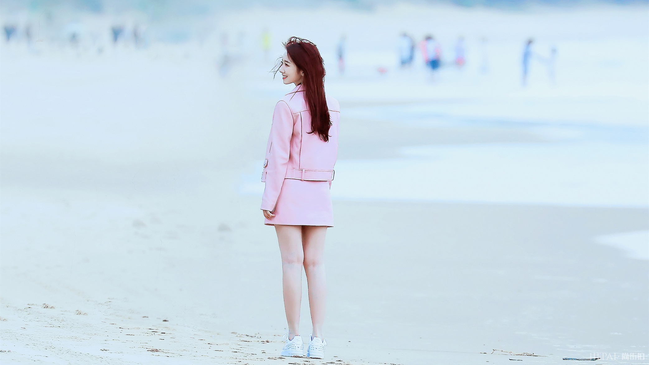 孟美岐一身粉嫩短裙甜如初恋，光脚出镜可爱爆棚