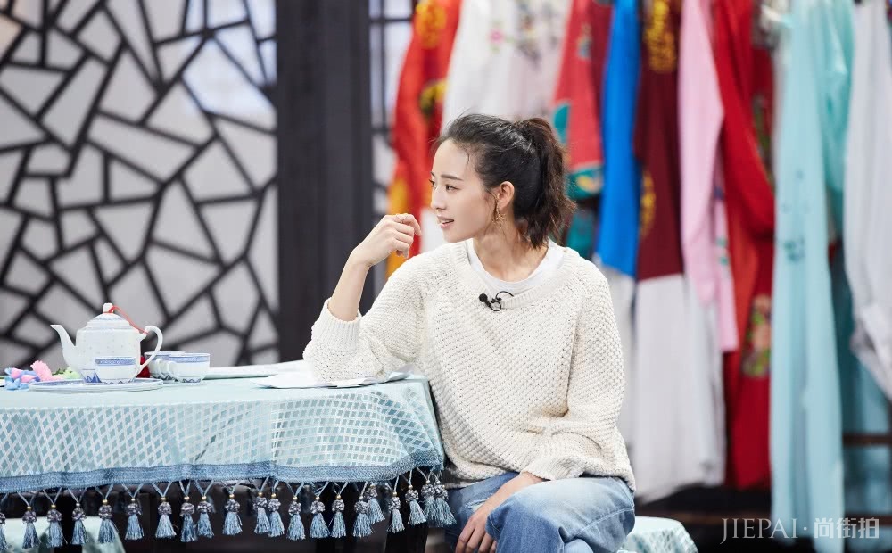 张钧甯扎贴头皮马尾辫潮范儿十足,颜值高就是什么风格都敢尝试