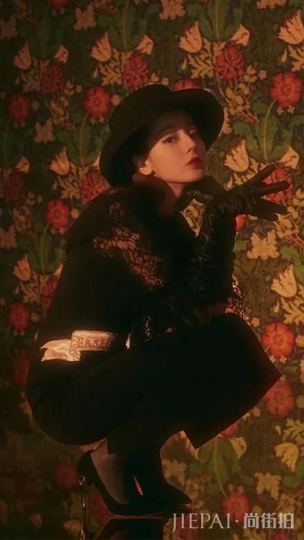 迪丽热巴宽松裤看不到腿，只有针织衫撑场