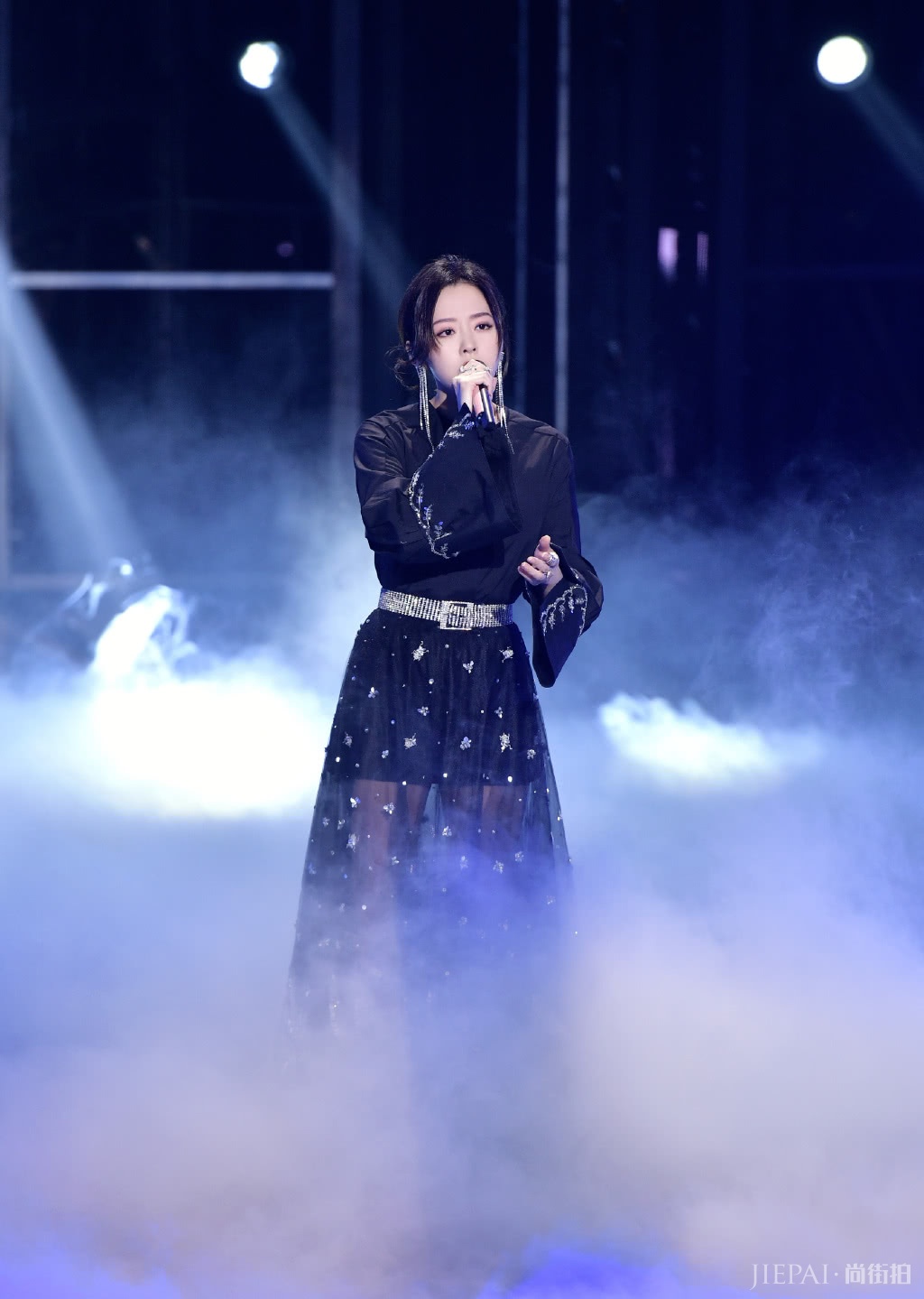 张靓颖一半狂野一半优雅,“村姑”衣品开挂终于逆袭