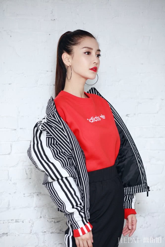 杨颖T恤搭配运动裙尽显女神范儿!